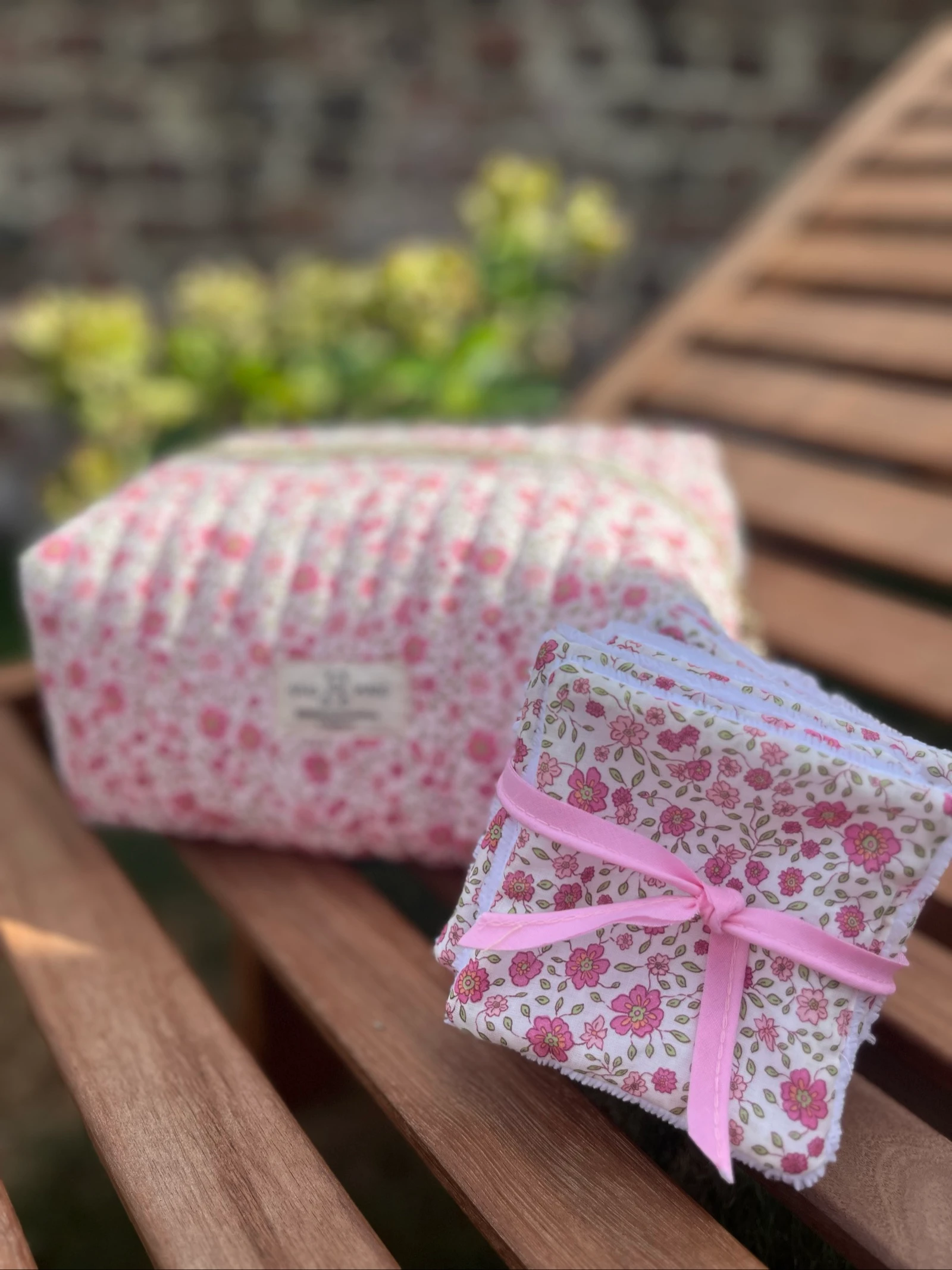 Trousse de toilette et lingettes nettoyantes 